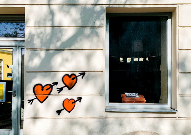 Graffiti tři oranžová srdce