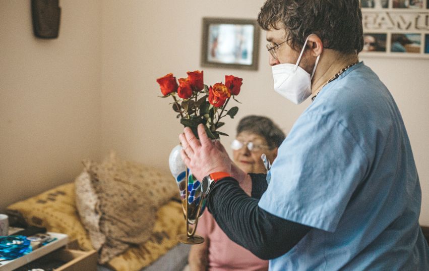 Profesionální pečující mají horší plat než pokladní v supermarketu. Víc než třetina z nich má problém vyjít s pěnězi.