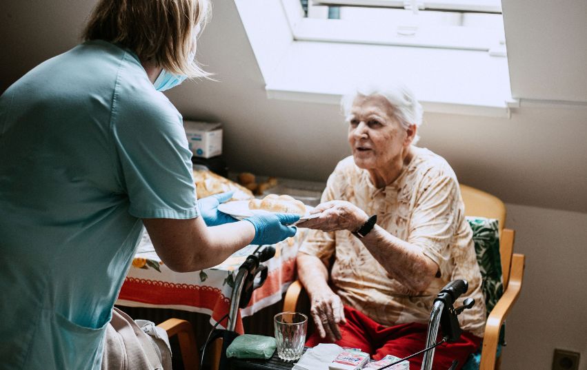 Pečovatelka a seniorka