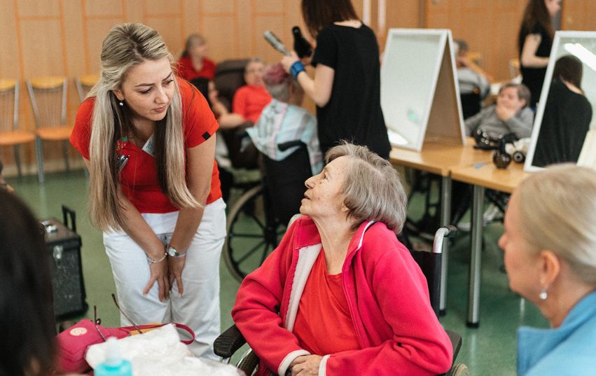 Pečovatelka hovoří se seniorkou