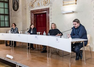 Simona Bagarová diskutuje
