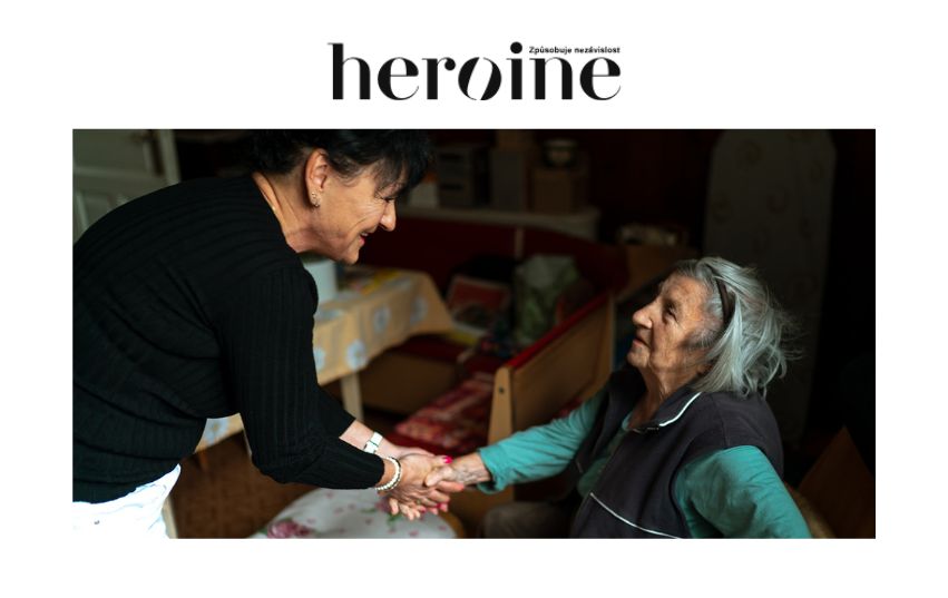 pečovatelka podává ruku seniorce - rozhovor pro časopis Heroine