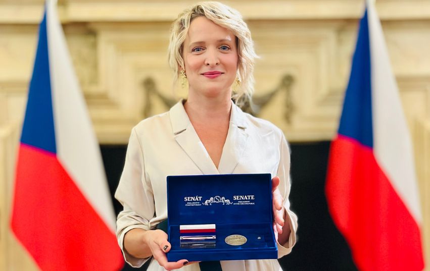 Simona Bagarová se stříbrnou medailí od Senátu ČR